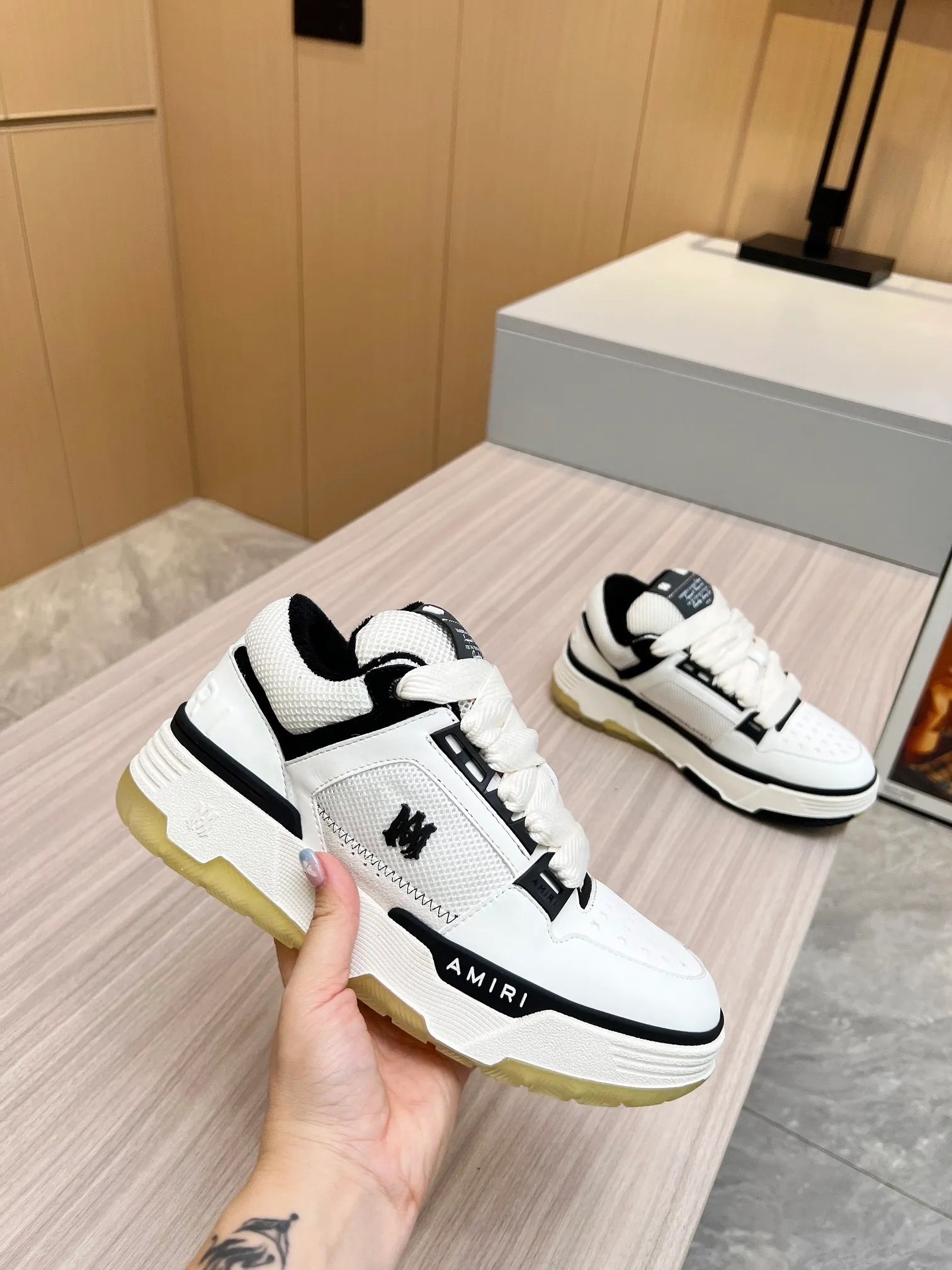 p620💰Men's shoes Amiri Emile's 2023 spring and summer new MA-1 bread shoes, couple models, casual sports shoes, sneakers Amiri gave up the rock punk style in the new season and used a large number of unsaturated colors, Morandi tones, whether you see or wear them, it will make people very happy. The large tongue of the bread shoes continues, shortens the length of the shoe body, thickens the midsole, and the toe part is more rounded. Amiri's brand letters and MA logo appear on the side of the shoe. Fabric: Original customized imported first-layer cowhide + mesh. Lining: Original customized breathable towel lining. Outsole. Foam combination material. Bottom thickness: 4CM. Size: Men's 39-45